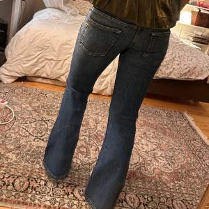 Skitsnygga Lågmidjade bootcut jeans från Diesel. För referens är jag 173cm lång. Har fler bilder, så kom privat för dem!❤️ midjemåttet tvärs över är 40cm och innerbenslängden 75cm.