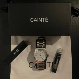 Cantié Laurent white - Klocka från Cantié i väldigt fint skick. Köptes på Cantié för 3800kr Snabb info: Vattentät till 100M Diameter 36 mm x 10 mm Medföljer extra länkar och verktyg för att byta länkarna  För all info om klockan sök på Cantié.com Och sedan Laurent white