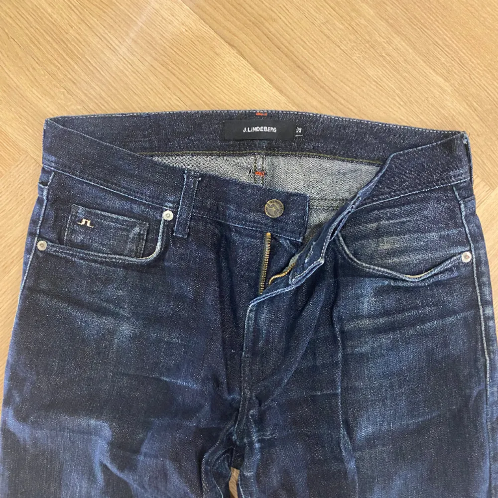 Hej! Säljer nu mina Jeans från märket J.Lindeberg , storlek 32/34 fint skick. Varan är givetvis äkta. Modellen är 180cm och väger 70kg Tveka inte på att höra av dig om du har frågor eller funderingar kring varan! . Jeans & Byxor.