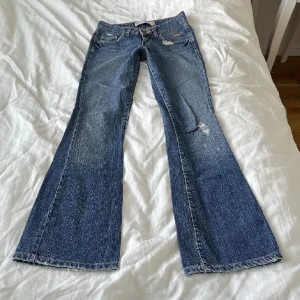 Lågmidjade bootcut jeans - Säljer dessa sjukt snygga ”superlow bootcut” Levis jeansen! Midjemått rakt över: 36cm och innerbenslängd: 77cm.  Köpta här på plick, tyvärr för små på mig. Jag har vanligtvis stl 36-38. Skick enligt bild! Tveka inte att höra av dig!🫶🏼