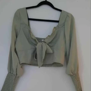 Fin topp, fest kortare tröja - Storlek M. Oanvänd🌸