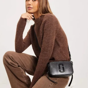 Marc Jacobs väska - Väskan är i nyskick och köptes för inte så lämge sedan . Väskans originals pris ligger på cirka 5000kr.