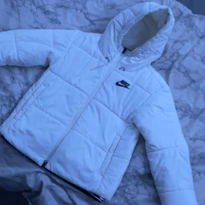 Nike vinterjacka  - Hej! Säljer min Nike jacka då jag köpt en ny. Endast använd en vinter så är i jättebra skick! Storlek S. Nypris 1500kr. Hör gärna av er om ni har frågor🥰