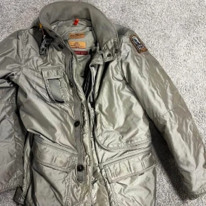 Parajumpers Masterpiece Series Jacka Herr - Snygg jacka någon säsong gammal i nyskick, har fodrad innerdel man kan ta loss om man vill ha den när det är varmare ute annars så lär den skydda bra hela vintern  Nypriset va 754 pund dvs ca 9500 när den köptes  Obs ej glansig! Bild med blixt på!