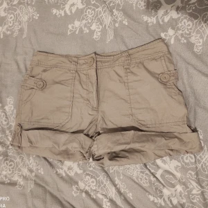 Shorts - Söta mini skorts med lite coola detaljer och knappar, sitter typ mitten av midjan. Storlek 38 men kan vara lite små i passform
