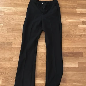 Kostymbyxor  - Svarta kostym byxor. Mid wasted 🩷 ifrån bibkok i Jötte bra skick 