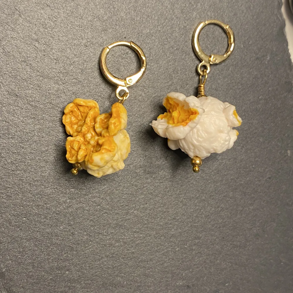 My earrings are already in the holiday mood. So you know what to serve me in the party.     . Golden color Brass hoop . Popcorn Not eatable! .  Price for 1st (white or yellow, your choice). 70kr for 1 pair. . Accessoarer.