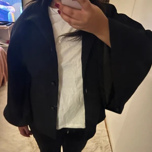 Kappa - Jätte fin kappa nu till våren. Vet ej märke eller storlek men skulle säga att den passar mellan S-L