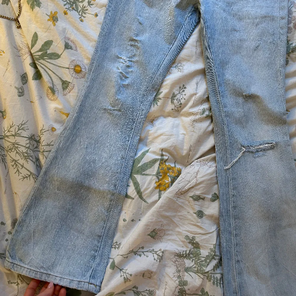 Säljer dessa lågmidjade lee jeans då de är för små för mig, de är ljusblå med några slitningar och lite utsvänga ner till💕 Midjemått ca 38-39 cm Innerbenslängd 80cm. Jeans & Byxor.