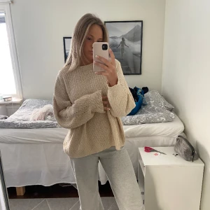 Stickad tröja - En av mina gamla favoriter, en stickad tröja från Carin Wester som är i bra kvalite. Använt en del men inga defekter. Den är i storlek medium med har en oversize passform❤️