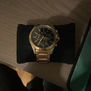 Klocka - Tjena säljer nu min Armani klocka, köppt för 2299 på Zalando. Allt original medföljer, 10/10 inga repor eller något, skriv vid funderingar, kan tänka mig byten