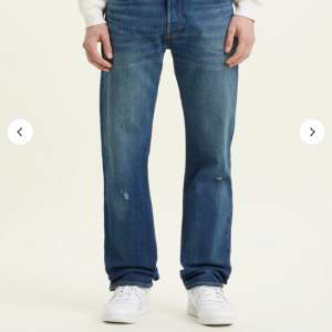 Jätte snygga baggy jeans ifrån levis, helt nya och aldrig använda eftersom jag råkade beställa 2 st likadana. Kom privat för fler bilder 