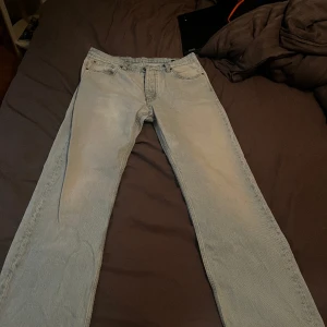 Hope Stockholm jeans  - Hope Stockholm jeans i storlek 33. Köpte dessa för 1900, tror dock dom har sänkt priset nu. Dom är i fint skick, 9/10 skulle jag säga. Skriv om du har fler frågor om dessa. 