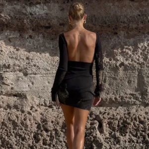 nyårsklänning  - Underbar helt slutsåld klänning från Arakii. Använd två gånger. Nypris 1700 kr, säljer för 1000 kr men kan diskuteras vid snab affär!!🤍 