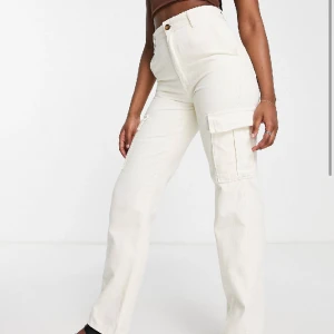 Cargobyxor  - Krämvita Cargobyxor från Asos! Använda 3 gånger, säljer då de är för små för mig! Tror det är storlek M/40 ungefär! Bra skick! 