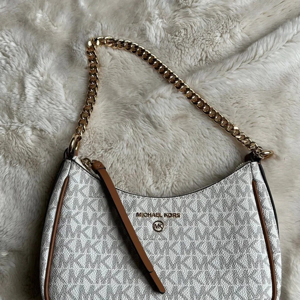 Handväska från Michael Kors i modellen Jet set charm chain pouchette. Nypris 1 899kr. Oanvänd. Mått Höjd: 15 cm Längd: 20 cm Vidd: 8 cm Handtag: 18 cm. Accessoarer.