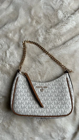Michael kors väska - Handväska från Michael Kors i modellen Jet set charm chain pouchette. Nypris 1 899kr. Oanvänd. Mått Höjd: 15 cm Längd: 20 cm Vidd: 8 cm Handtag: 18 cm