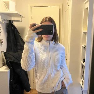 Stickad tröja  - Fin stickad tröja i fint skick, sparsamt använd. Köparen står för eventuell frakt. 🌸