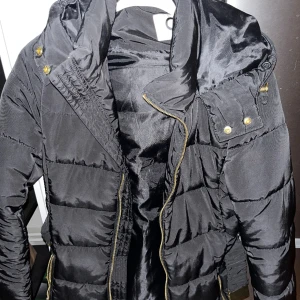 Vinter jacka - Lång vinter jacka med skärp. Super fin och varm. 