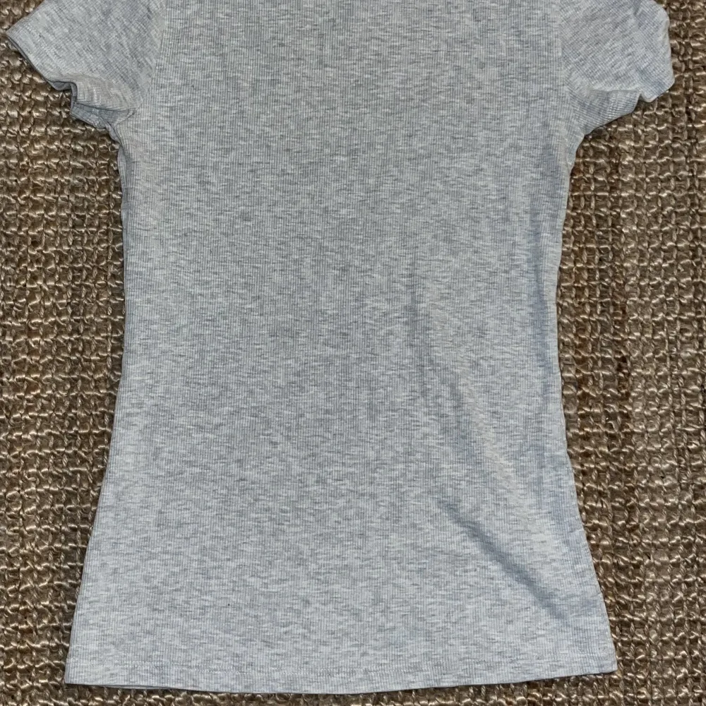 Säljer denna ribbade t shirten från H&M. Skriv om du har frågor eller vill se bild av hur den ser ut på💓😊Skriv gärna innan du köper. T-shirts.