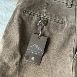 Märkeskläder paketpris del1 - Säljer samtligs plagg i del1 & del2 tillsammans.    Oscar Jacobson Chinos strl 50 (oanvända) Skjorta Ralph Lauren strl S/m  Jacka J Lindeberg strl 46  Långärmad Massimo Dutti pike strl M  John Henric Jeans strl 32 (oanvända)  