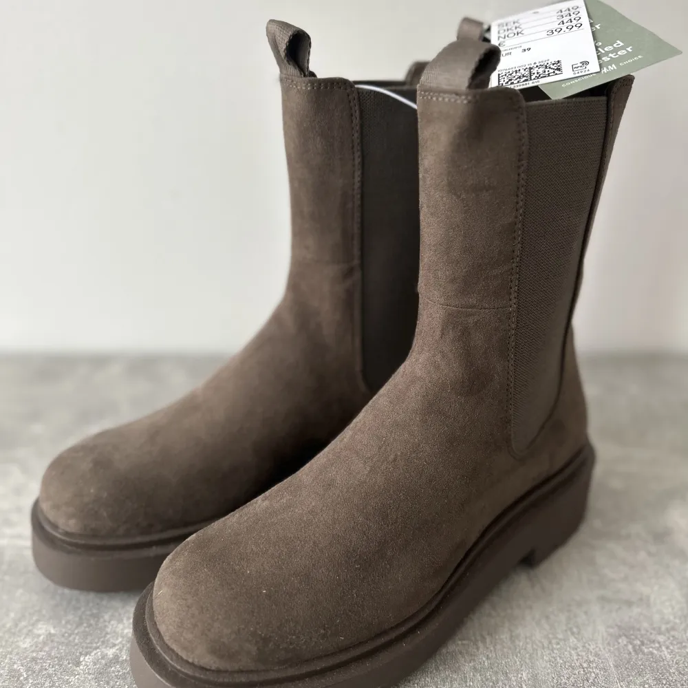 Brand new with tags boots, unused. Pick up in Östermalm/Stureplan for fast deal.. Skor.