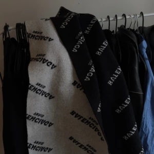 Balenciaga halsduk - 1000kr  Varsamt använd Köpt i USA 