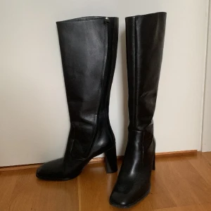 Knee high boots - Svarta knä-höga stövlar i äkta läder. Endast använda ett par timmar. Bekväm klackhöjd. Strl 40 ordpris.999kr