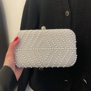 Afton väska - Fin aftonväska vit med pärlor