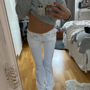 NYA VITA JEANS - Skitsnygga vita vintage jeans jag köpt utomlands secondhand. Dessa säljs ingenstans längre och kostar 150 euros nya. Lapp och allt är kvar. 