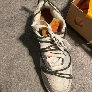 Off white LOT 22. Storlek 44,5. Självklart äkta. Skick 7/10. Last sale på StockX 581$. Vid frågor är de bara att höra av sig.