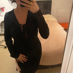 Klänning - Otrolig sexig klänning från Gina. Vet tyvärr inte storleken på den men skulle gissa på  S/M. Använt ett fåtal gånger. säljs på grund av att den inte kommer till användning.