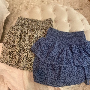 Söta sommarkjolar  - Två söta kjolar som tyvärr inte längre kommer till användning längre använt ett fåtal gånger och är i bra skick❤️båda för 200kr