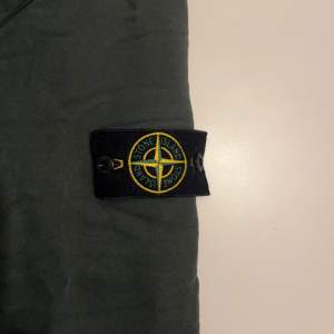 Storlek L Köpte den från Stone island butik i England (London) har använt den i ett år, passar ej pga växt ut från tröjan. Original pris 3999kr. 