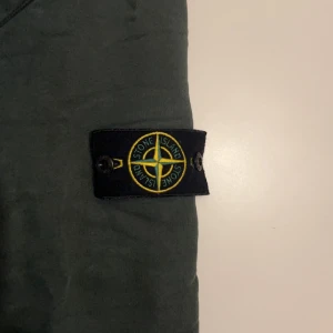 Stone Island sweater   - Storlek L Köpte den från Stone island butik i England (London) har använt den i ett år, passar ej pga växt ut från tröjan. Original pris 3999kr. 