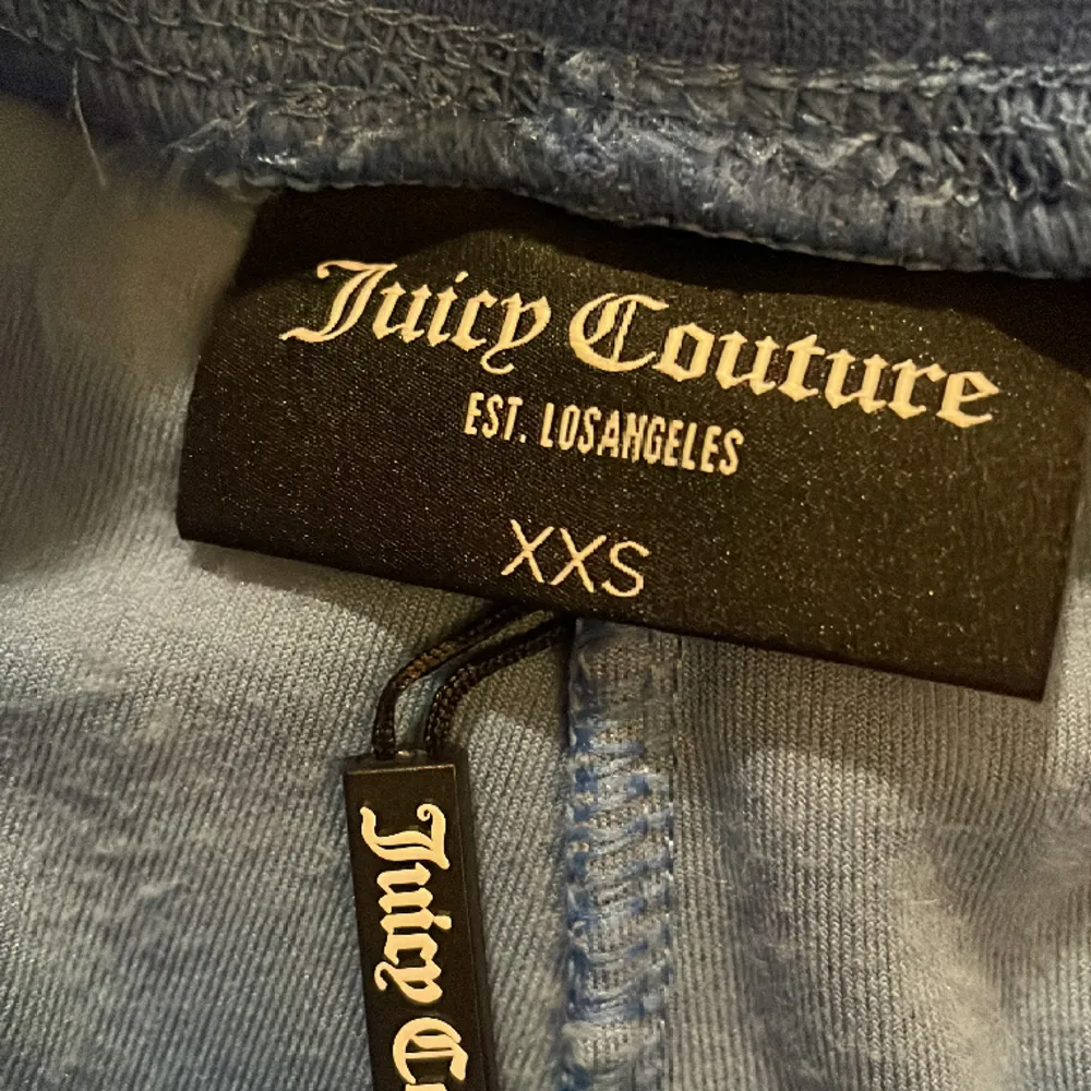 Säljer ett par juicy byxor i storlek xxs pga att dom är för stora så dom är aldrig använda🫶🏻. Jeans & Byxor.