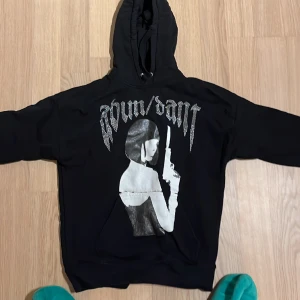 Abundat Rhinestone - Snygg hoodie som jag använt rätt mycket. En del stora defekter ( kontakta mig om ni önskar bilder på slitningarna)