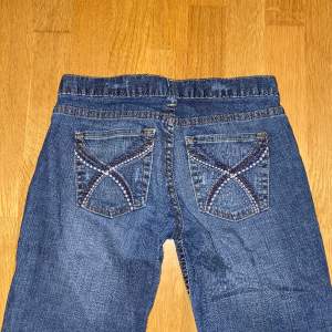 Storlek S. Svinsnygga jeans med coola fickor! Säljs då de tyvärr är för små för mig. För fler bilder/info så som mått osv, skriv i DM😇💓