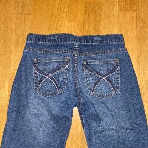 Blå vida jeans med coola fickor - Storlek S. Svinsnygga jeans med coola fickor! Säljs då de tyvärr är för små för mig. För fler bilder/info så som mått osv, skriv i DM😇💓