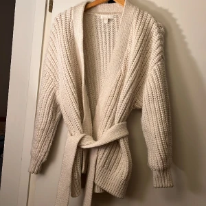 Stickad kofta - Säljer min fina stickade kofta från H&M då den inte används:) Den är storlek S men passar även M då den är lite oversized i storleken🥰