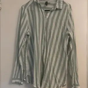 Randig skjorta från H&M i storlek 40