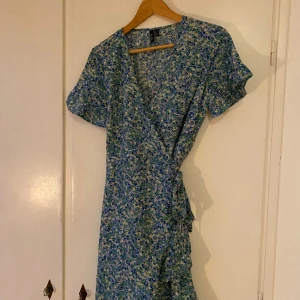 Vero Moda klänning - Alla har nog sett denna klänningen på Vero Moda, säljer den då det inte riktigt längre är min stil. 