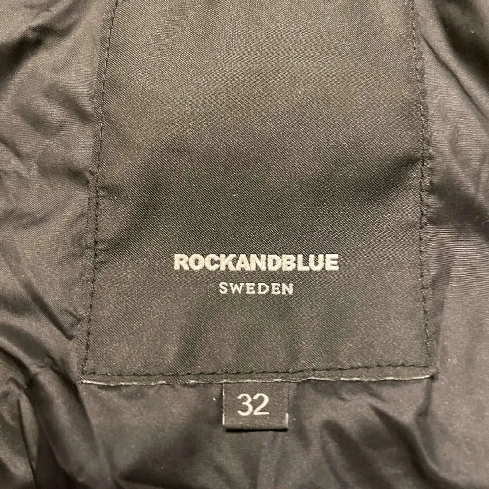 Rocken blue jacka i bra skick, säljer pågrund av att jag inte använder den längre. . Jackor.
