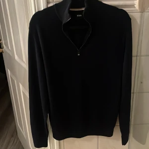 Hugo boss zip tröja  - Denna tröjan är köpt i somras men tyvär har den blivit lite för liten därför säljs den nu och är i helt ny skick. Köpt för cirka 1500kr