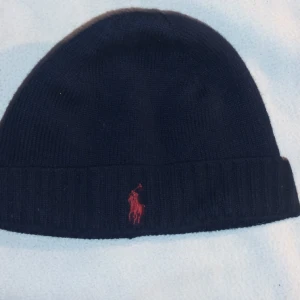 Polo mössa barn - Fin polo mössa i ganska bra skick. Har används men har bara en liten lagning på baksidan. Mössan är i 100% ull