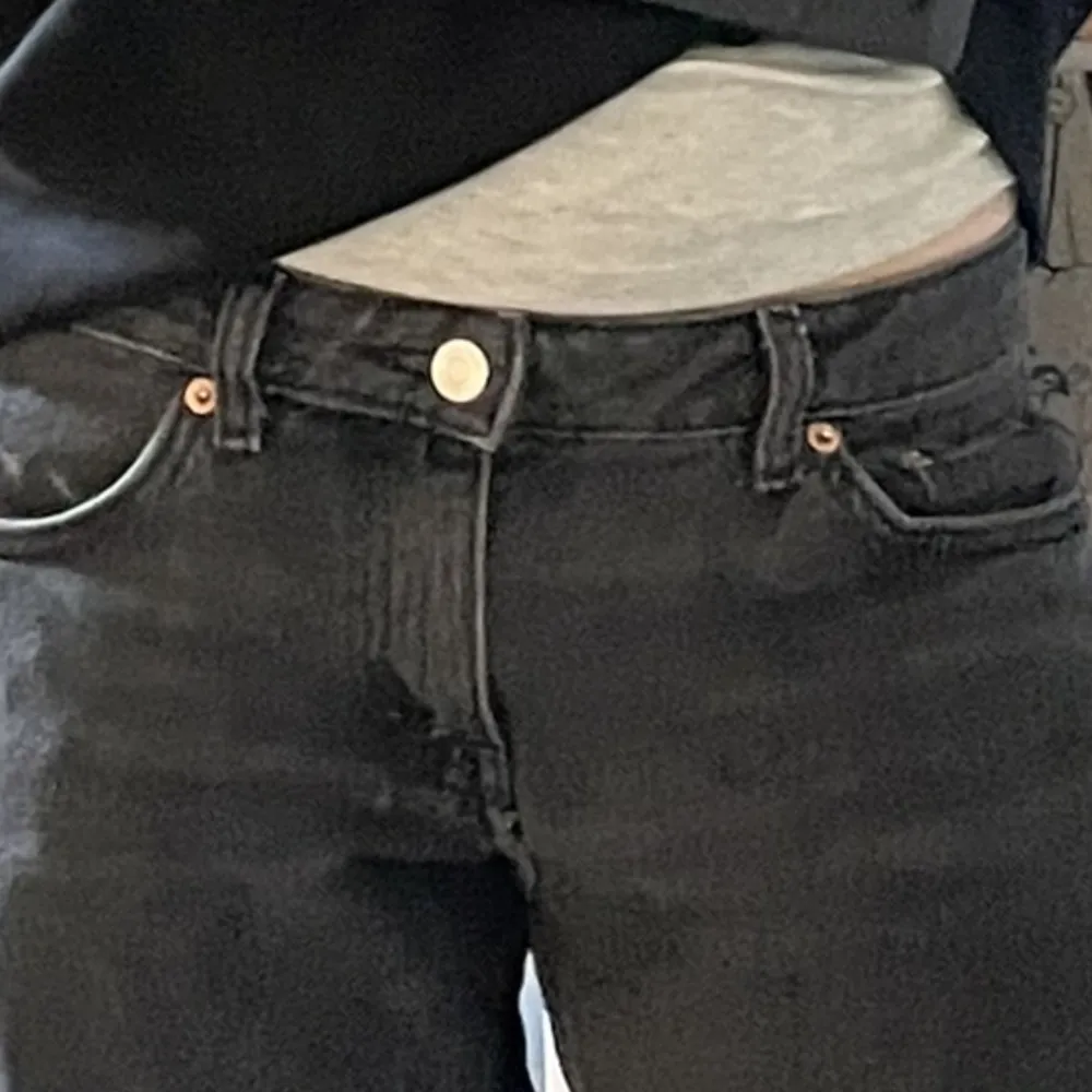 Säljer mina jätte fina arrow jeans från weekday💞Säljer pågrund av att jag inte använder de så ofta längre! Bra skick och passar bra på mig som är 168/169 men kan nog passa på någon som är längre också💞. Farkut & Housut.