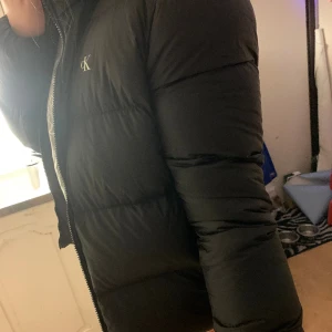 Calvin Klein jacka  - Helt NY Calvin Klein  varm jacka , endast använd 2 ggr , Helt som ny , st L.  Finns i Åmål  Ny pris 1400,,, säljer för 500