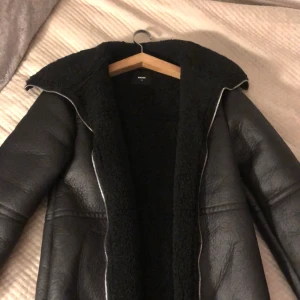 Vinterjacka - Säljer en vinterjacka från bikbok som aldrig är använd. Säljer pågrund av felköp och kunde inte returnera. Nypris är 999kr. Kom privat för fler bilder eller frågor!💕💕