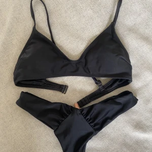 Svart Bikini,nakd - Överdel från NAKD - endast provat.  Underdel från nelly också ensast provad hemma. Båda delar är i storlek xs.