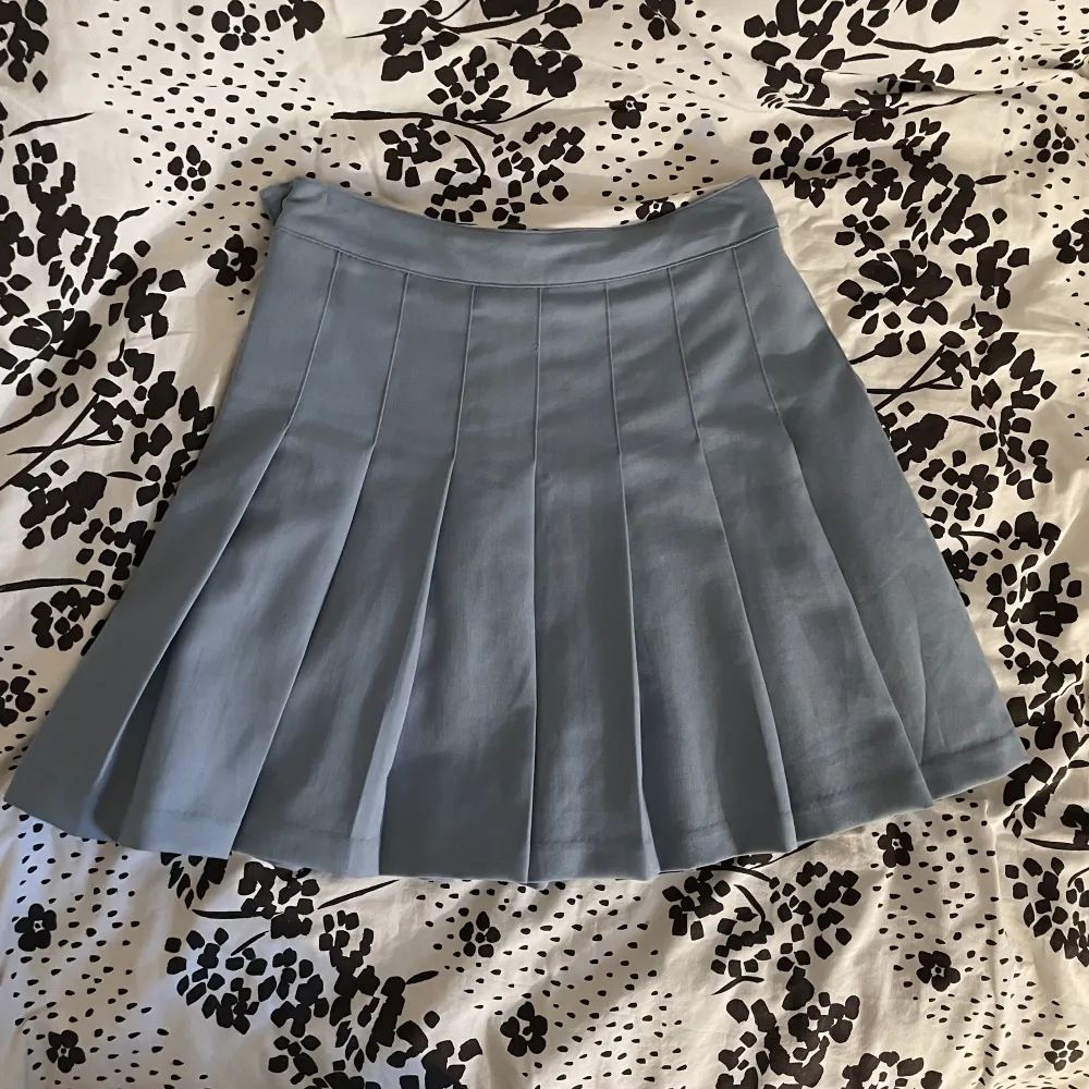 Säljer denna veckade kjol då den sällan används. Den är i nyskick och köptes från hm för 200kr. Den är i storlek 34 och passar mig som är XS-S. Pris kan diskuteras!!. Kjolar.